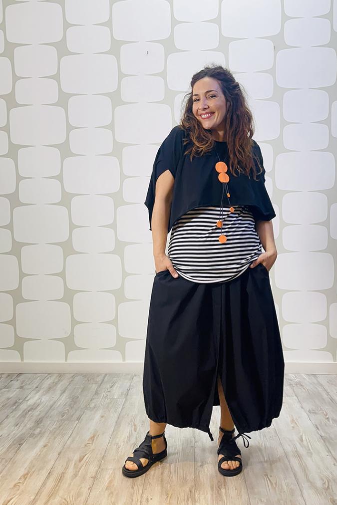 outfit con Maglia Nerea sartoriale nera, canotta a righe sartoriale e Gonna Lionel nera