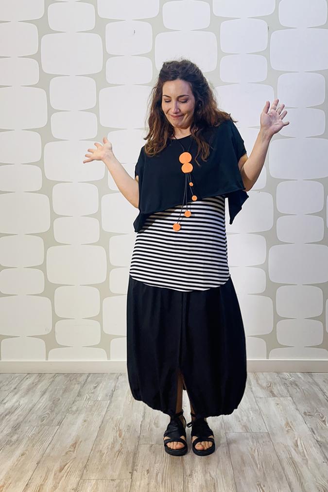 outfit con Maglia Nerea sartoriale nera, canotta a righe sartoriale e Gonna Lionel nera