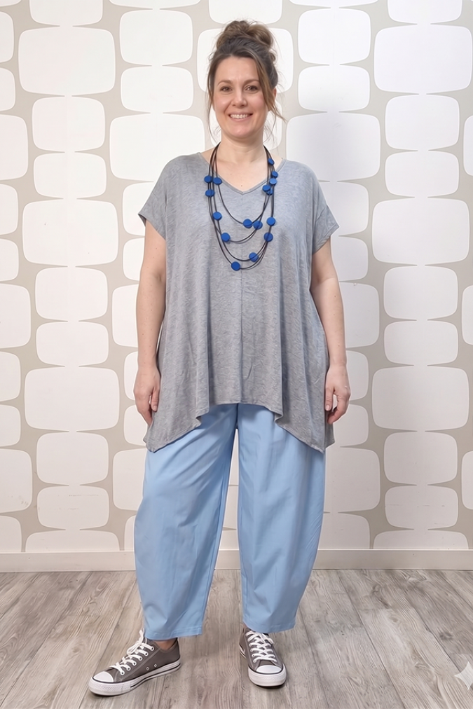 outfit curvy con Maglia Loretta grigio e Pantalone Howard azzurro