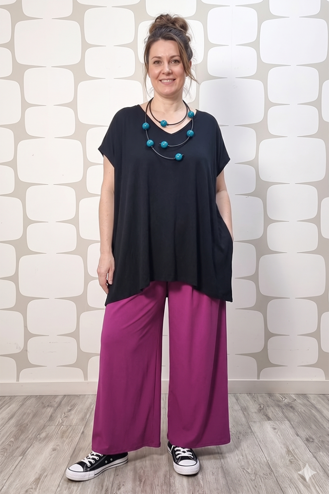 outfit con Maglia Loretta nero e Pantalone Buckley  magenta