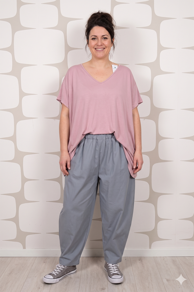outfit curvy con Maglia Loretta rosa e Pantalone Howard grigio