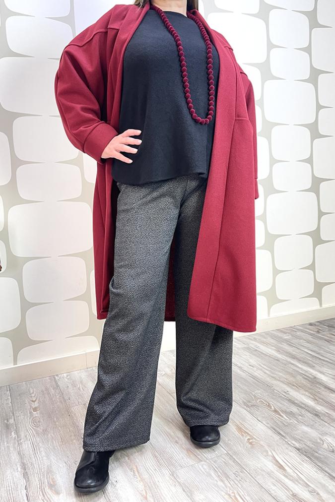 outfit curvy con Cappotto Lynn rosso, maglia marshall nera e Pantalone Victoria spigato grigio - fabbrica di giuggiole abbigliamento femminile