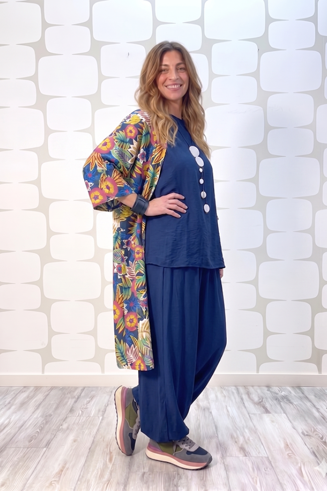 outfit con Kimono Naif sartoriale a fantasia, Blusa Mace blu e Pantalone Yoda blu