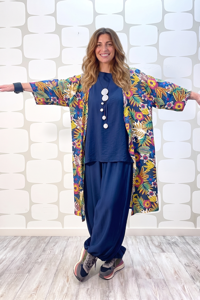 outfit con Kimono Naif sartoriale a fantasia, Blusa Mace blu e Pantalone Yoda blu