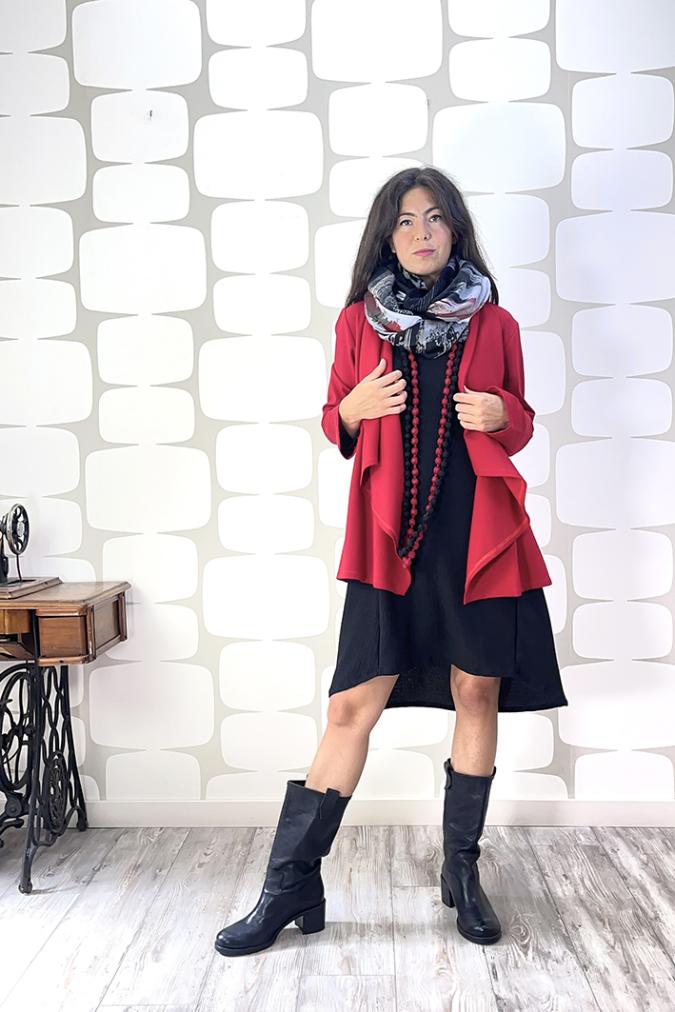 OUTFIT sartoriale con Cardigan Amsterdam PU.MI rosso, Abito Madame Bread nero e sciapina yoshi grigio e rosso