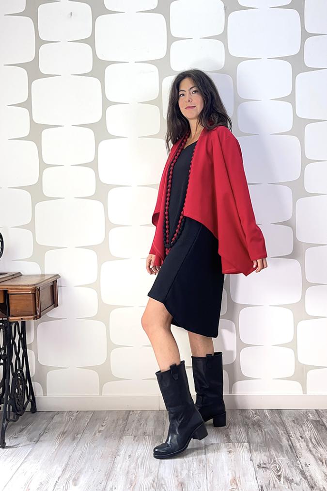 OUTFIT sartoriale con Cardigan Amsterdam PU.MI rosso, Abito Madame Bread nero e sciapina yoshi grigio e rosso
