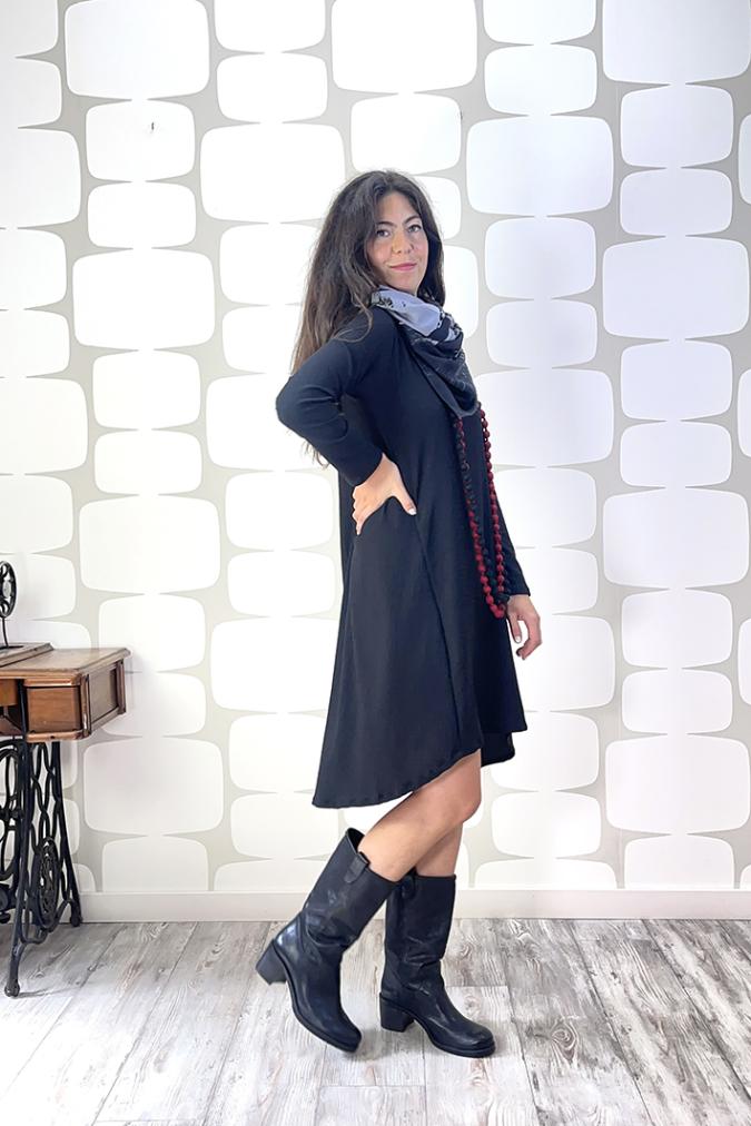 OUTFIT sartoriale con Cardigan Amsterdam PU.MI nero, Abito Madame Bread verde e sciapina yoshi verde