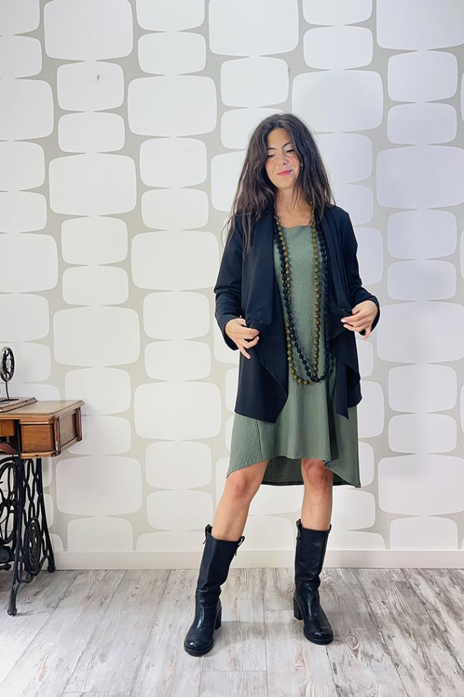 OUTFIT sartoriale con Cardigan Amsterdam PU.MI nero, Abito Madame Bread verde e sciapina yoshi verde