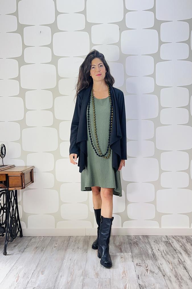 OUTFIT sartoriale con Cardigan Amsterdam PU.MI nero, Abito Madame Bread verde e sciapina yoshi verde