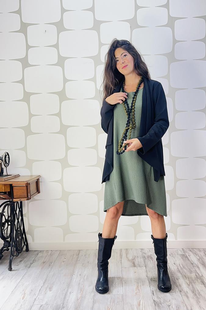 OUTFIT sartoriale con Cardigan Amsterdam PU.MI nero, Abito Madame Bread verde e sciapina yoshi verde