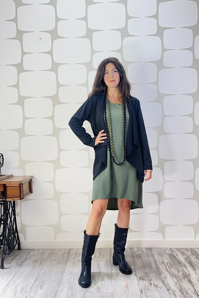 OUTFIT sartoriale con Cardigan Amsterdam PU.MI nero, Abito Madame Bread verde e sciapina yoshi verde