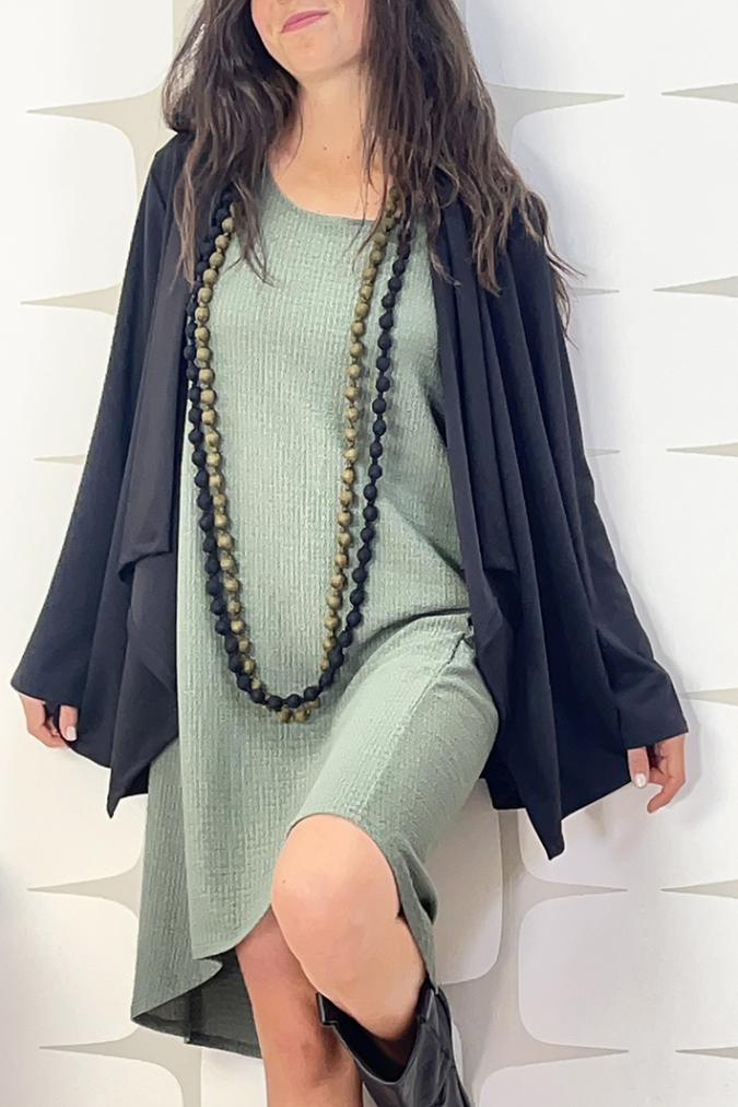 OUTFIT sartoriale con Cardigan Amsterdam PU.MI nero, Abito Madame Bread verde e sciapina yoshi verde