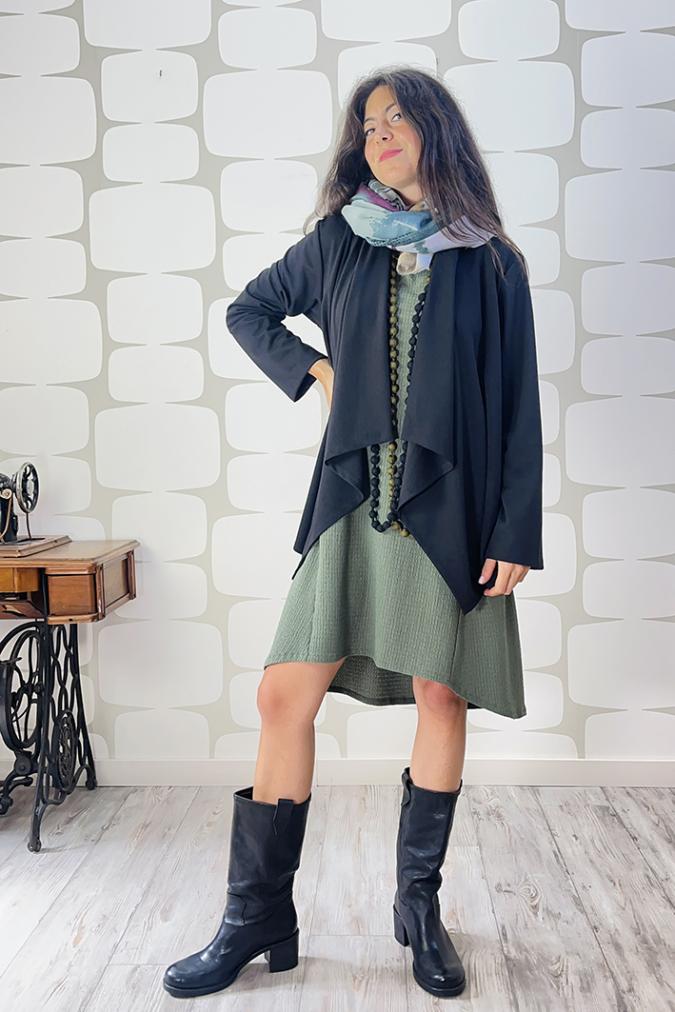 OUTFIT sartoriale con Cardigan Amsterdam PU.MI nero, Abito Madame Bread verde e sciapina yoshi verde