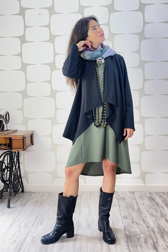 OUTFIT sartoriale con Cardigan Amsterdam PU.MI nero, Abito Madame Bread verde e sciapina yoshi verde