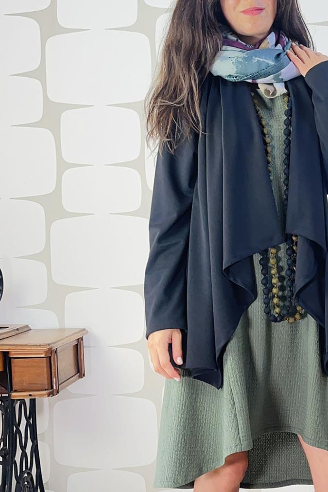 OUTFIT sartoriale con Cardigan Amsterdam PU.MI nero, Abito Madame Bread verde e sciapina yoshi verde