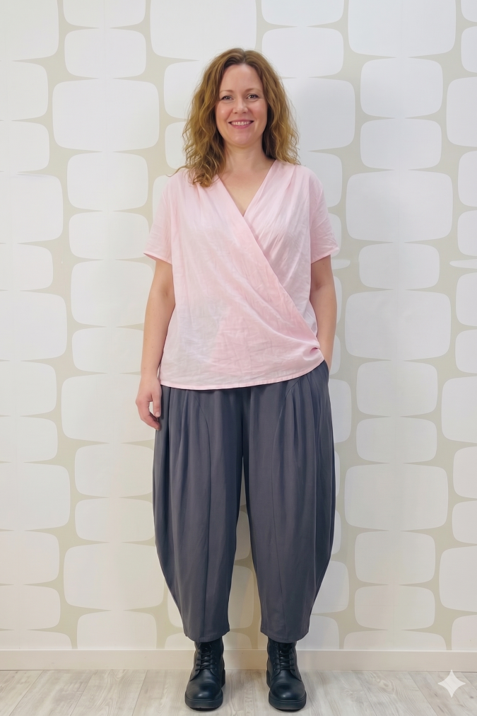 OUTFIT CURVY Blusa Marion rosa e Pantalone Hopper grigio