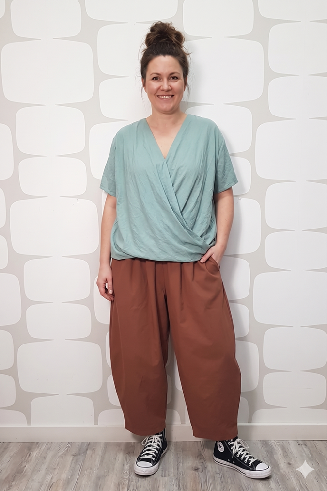 outfit curvy con Blusa Marion turchese e Pantalone Howard cioccolato