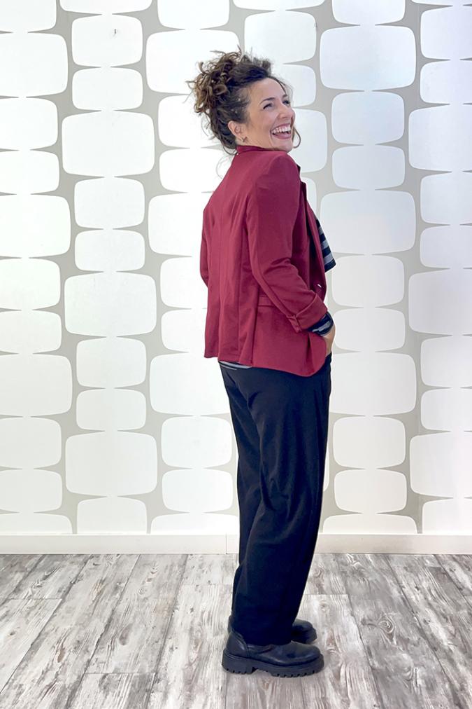 outfit con Giacca Martin ciliegia, Maglia Rene' sartoriale a righe grigie e nere sovrapposta a una canotta a righe sartoriale grigie e nere, Pantalone Terry sartoriale nero