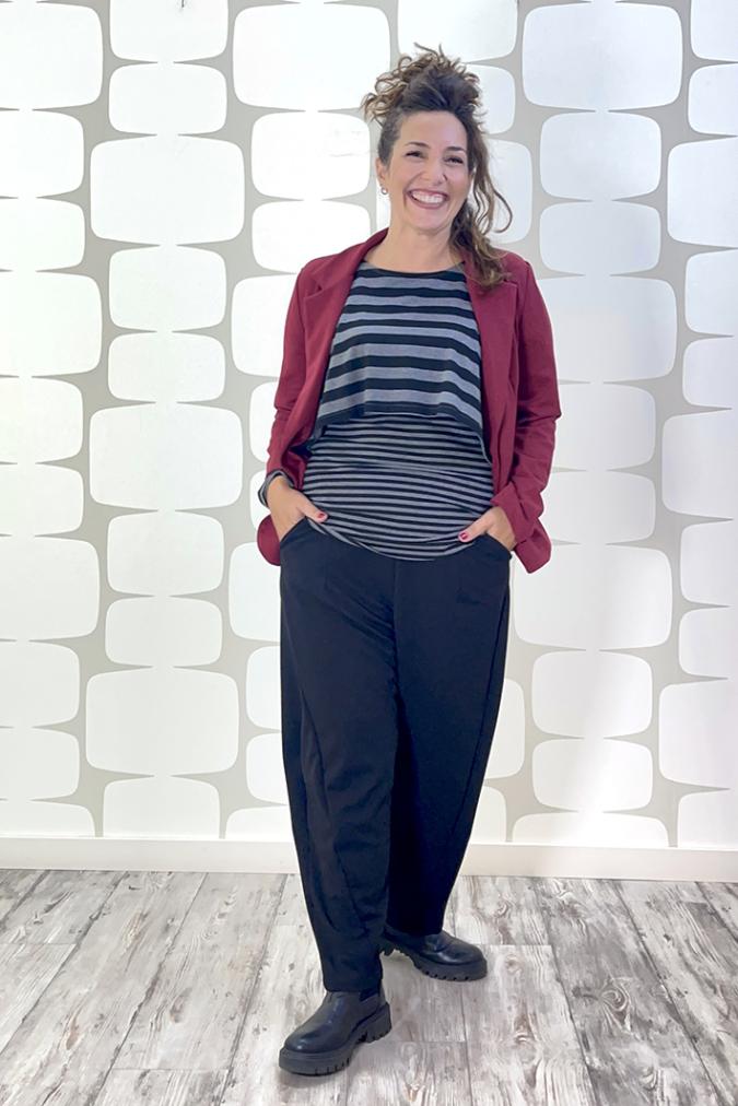 outfit con Giacca Martin ciliegia, Maglia Rene' sartoriale a righe grigie e nere sovrapposta a una canotta a righe sartoriale grigie e nere, Pantalone Terry sartoriale nero