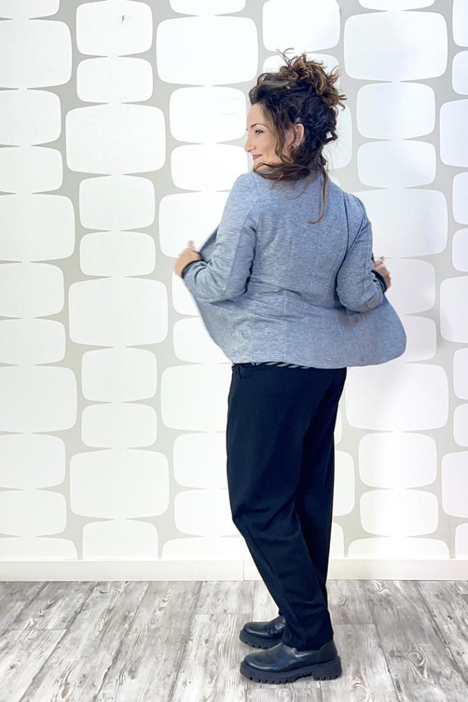 outfit con Giacca Martin grigia, Maglia Rene' sartoriale a righe grigie e nere sovrapposta a una canotta a righe sartoriale grigie e nere, Pantalone Terry sartoriale nero