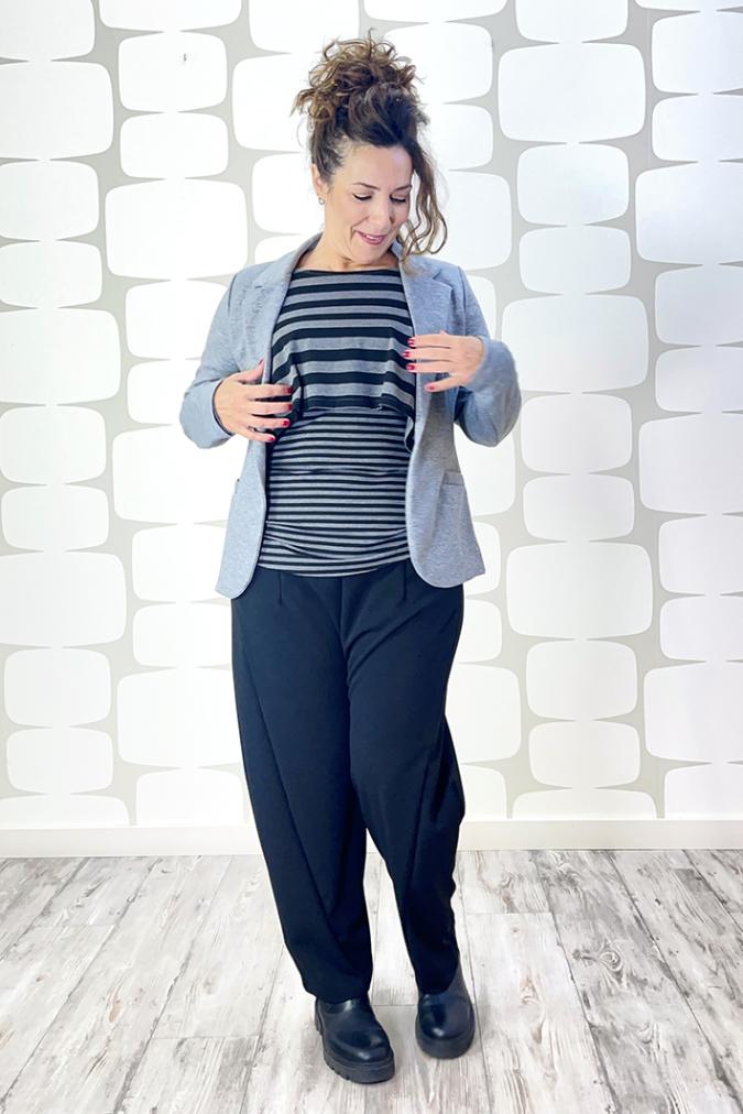 outfit con Giacca Martin grigia, Maglia Rene' sartoriale a righe grigie e nere sovrapposta a una canotta a righe sartoriale grigie e nere, Pantalone Terry sartoriale nero