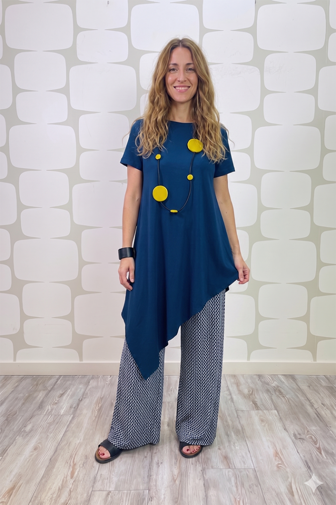 outfit con Maglia Hart blu e Pantalone Maxi Palazzo fantasia sartoriale