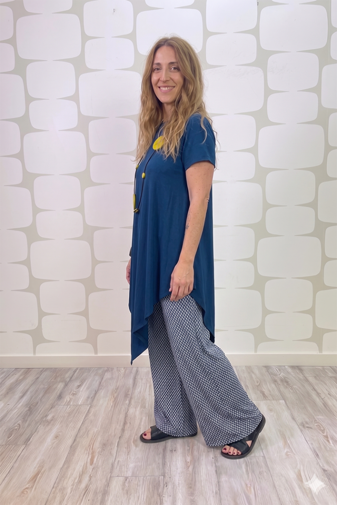 outfit con Maglia Hart blu e Pantalone Maxi Palazzo fantasia sartoriale