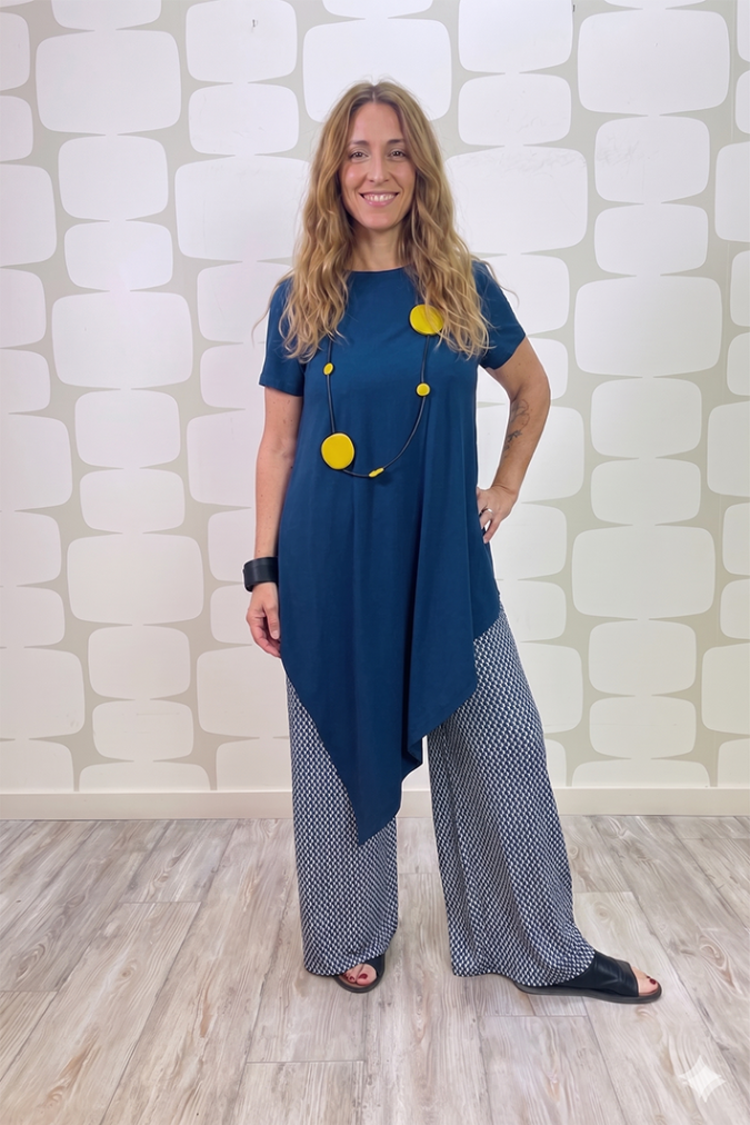 outfit con Maglia Hart blu e Pantalone Maxi Palazzo fantasia sartoriale
