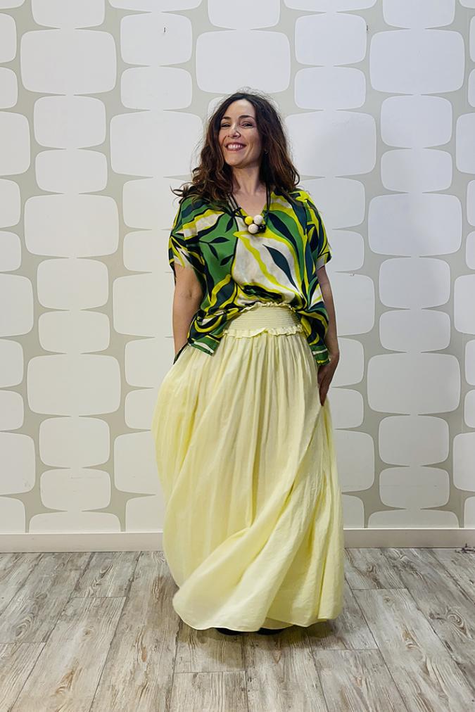 outfit con Blusa Jungle sartoriale e Gonna Mundson gialla