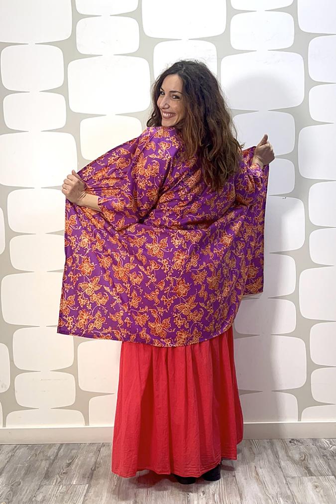outfit con Maglia Shu viola, kimono meri sartoriale e Gonna Mundson rosso