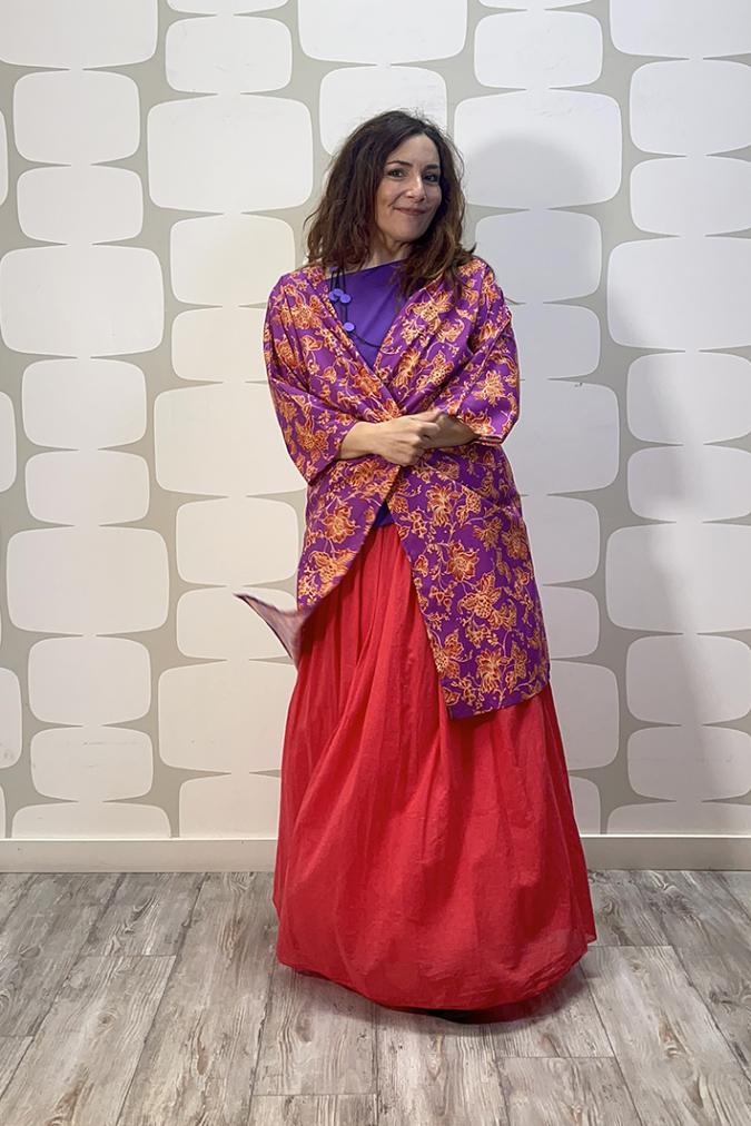 outfit con Maglia Shu viola, kimono meri sartoriale e Gonna Mundson rosso