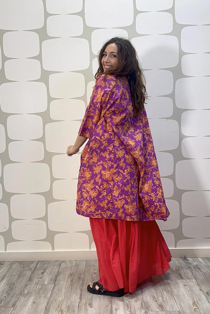 outfit con Maglia Shu viola, kimono meri sartoriale e Gonna Mundson rosso