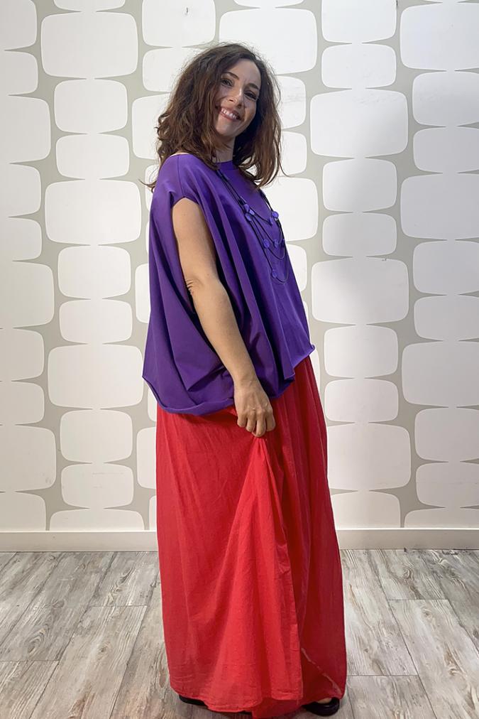 outfit con Maglia Shu viola, kimono meri sartoriale e Gonna Mundson rosso