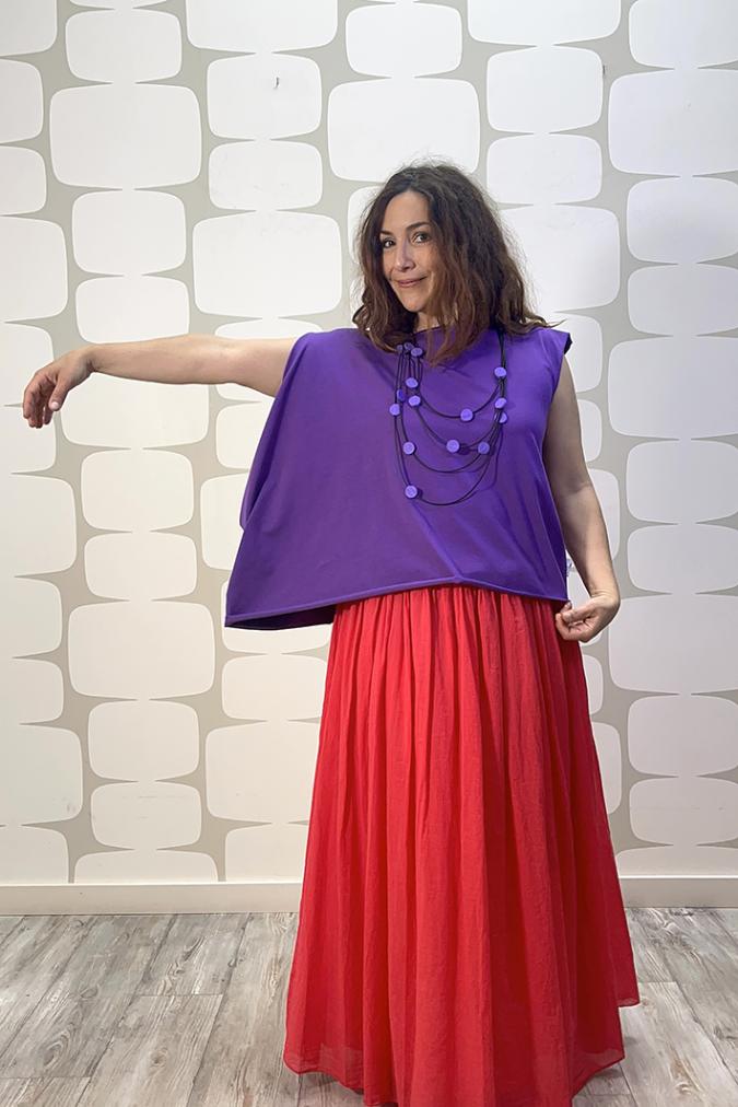 outfit con Maglia Shu viola e Gonna Mundson rosso