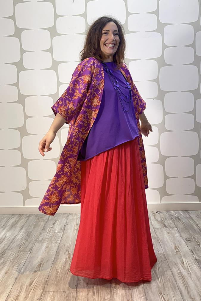 outfit con Maglia Shu viola, kimono meri sartoriale e Gonna Mundson rosso