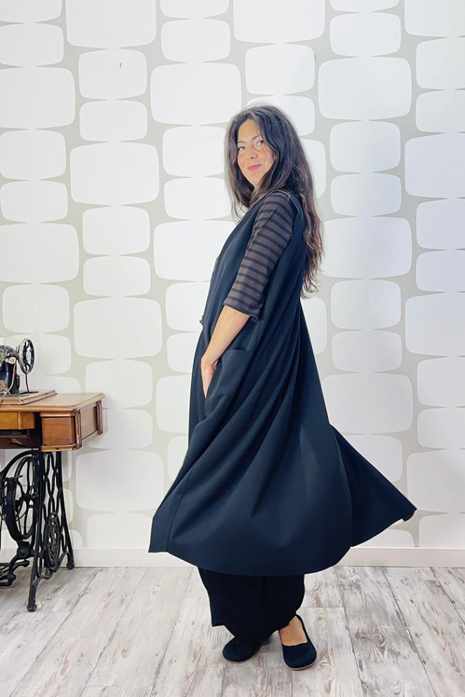 OUTFIT sartoriale con Maglia Nami a righe marroni e nere, Pantalone Briques sartoriale nero, Maxi Gilet sartoriale nero e spilla soffio magenta