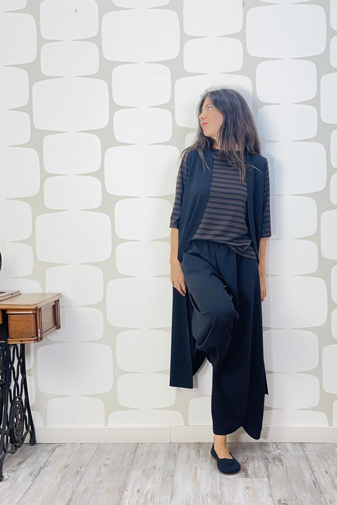 OUTFIT sartoriale con Maglia Nami a righe marroni e nere, Pantalone Briques sartoriale nero, Maxi Gilet sartoriale nero e spilla soffio magenta