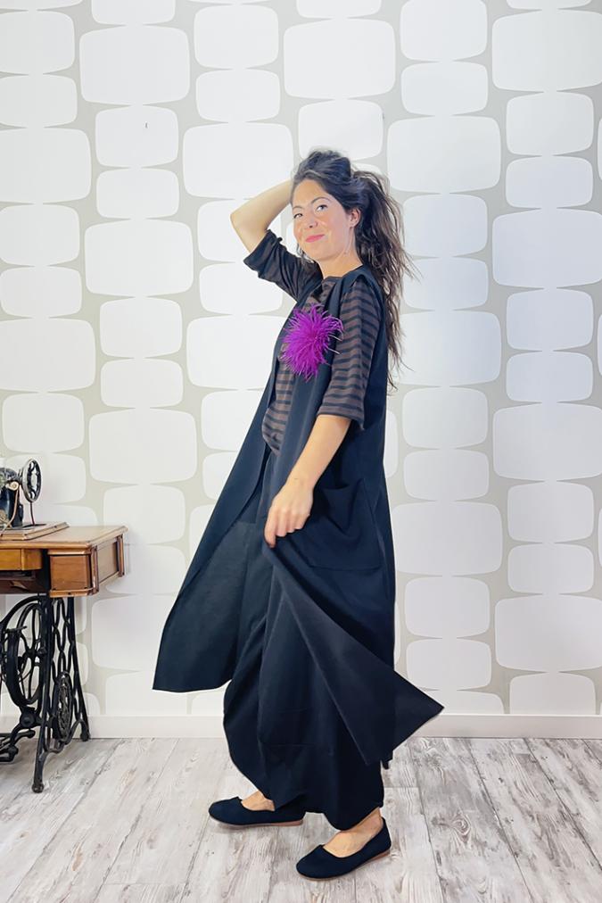 OUTFIT sartoriale con Maglia Nami a righe marroni e nere, Pantalone Briques sartoriale nero, Maxi Gilet sartoriale nero e spilla soffio magenta