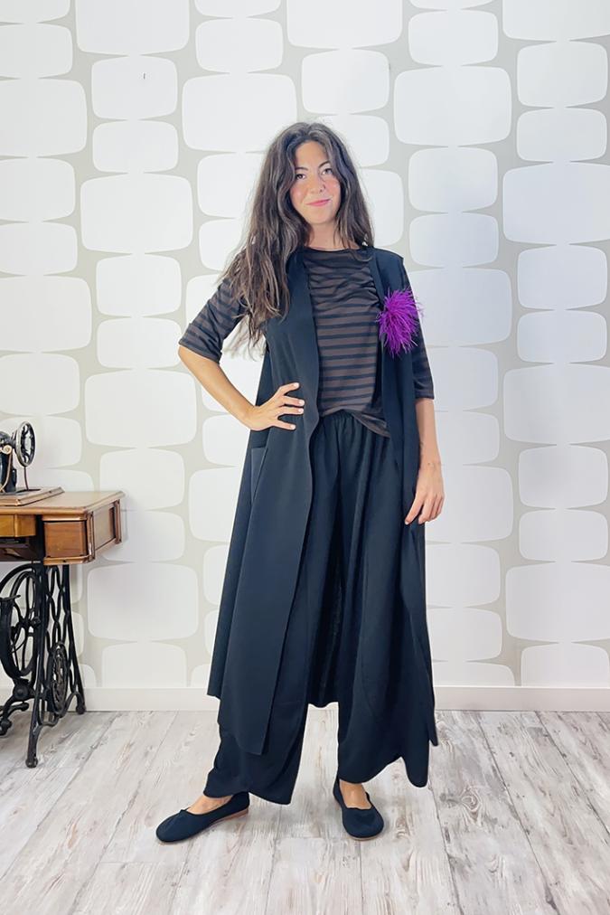 OUTFIT sartoriale con Maglia Nami a righe marroni e nere, Pantalone Briques sartoriale nero, Maxi Gilet sartoriale nero e spilla soffio magenta