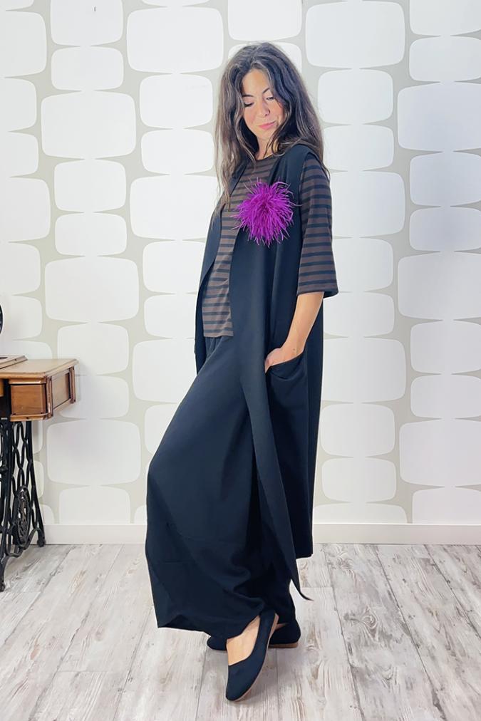 OUTFIT sartoriale con Maglia Nami a righe marroni e nere, Pantalone Briques sartoriale nero, Maxi Gilet sartoriale nero e spilla soffio magenta
