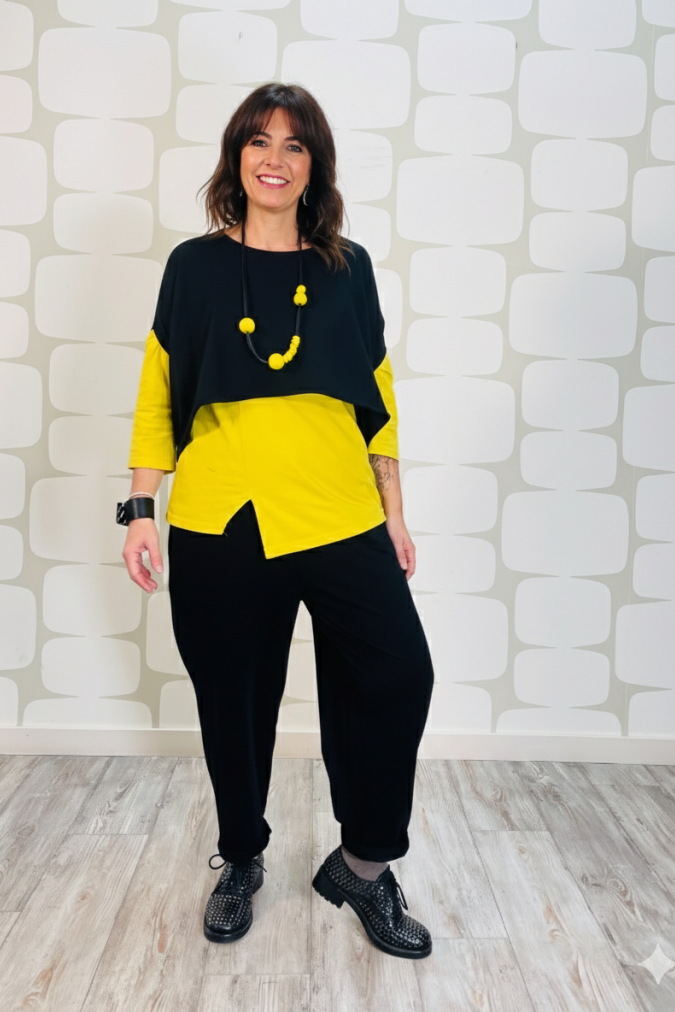 outfit con Maglia Nerea nera, Maglia Hetty gialla e Pantalone Victor nero