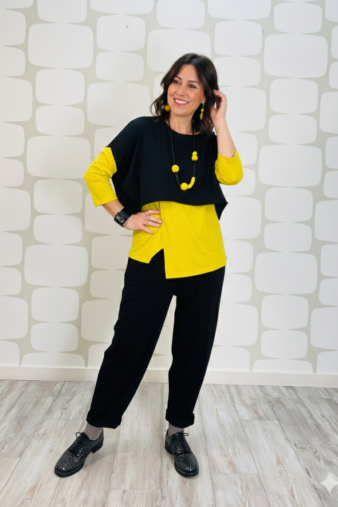 outfit con Maglia Nerea nera, Maglia Hetty gialla e Pantalone Victor nero