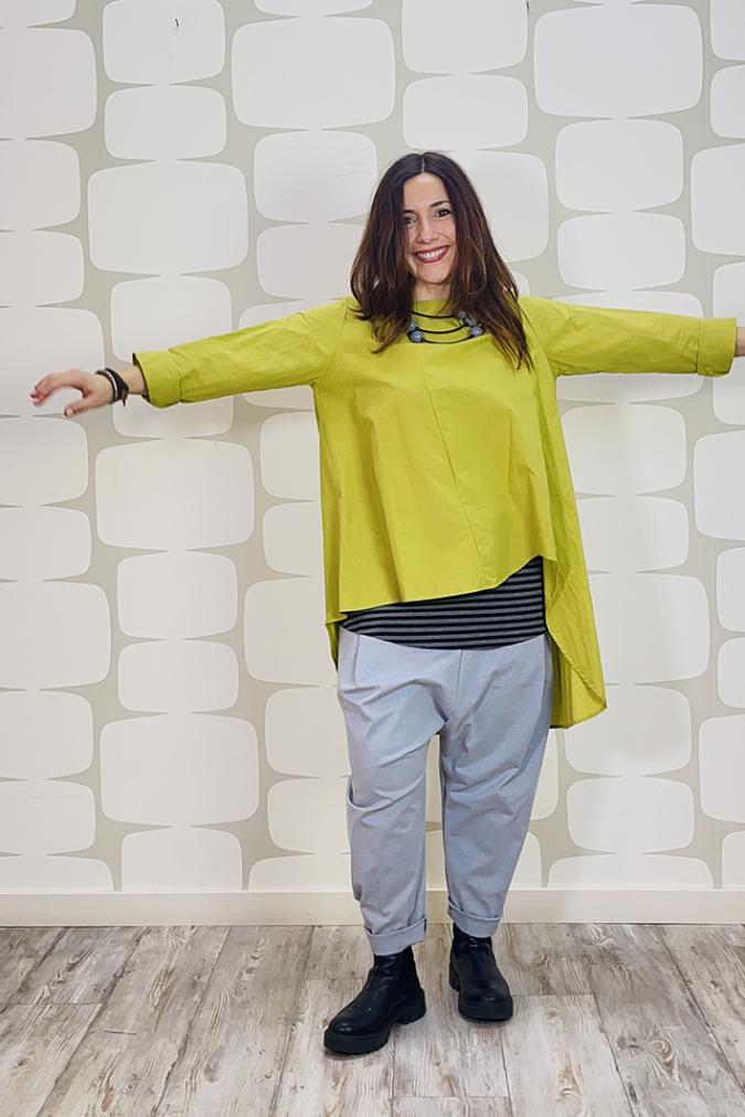 outfit con Maglia Hikari verde olio, canotta sartoriale a riga larga grigio e nero e Pantalone Niji grigio
