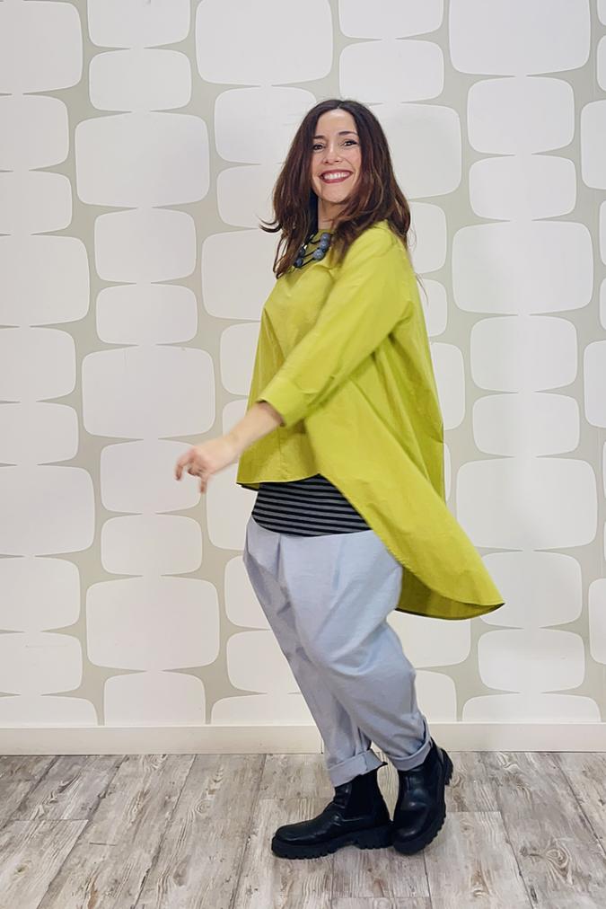 outfit con Maglia Hikari verde olio, canotta sartoriale a riga larga grigio e nero e Pantalone Niji grigio