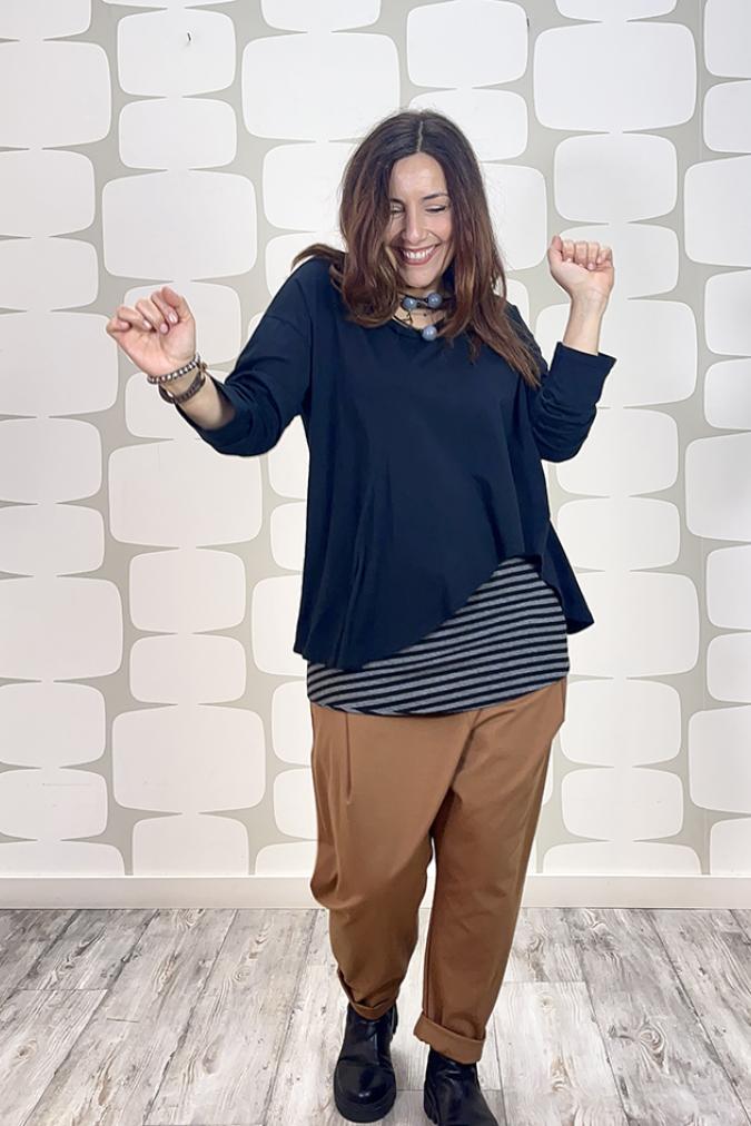 outfit con Maglia Adrian nero e Pantalone Niji tabacco