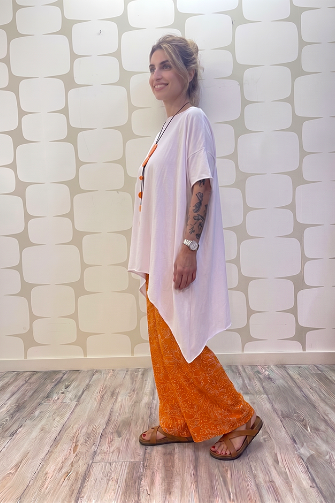 outfit con Maglia Pam bianca e Pantalone Nila arancione