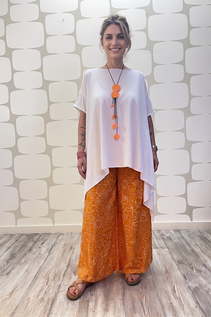 outfit con Maglia Pam bianca e Pantalone Nila arancione