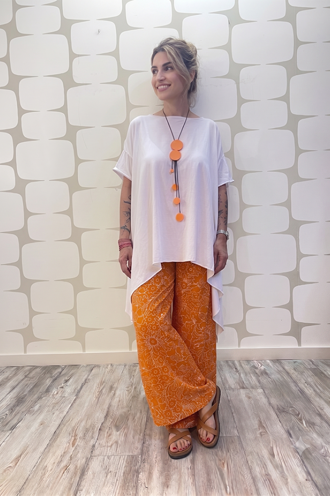 outfit con Maglia Pam bianca e Pantalone Nila arancione