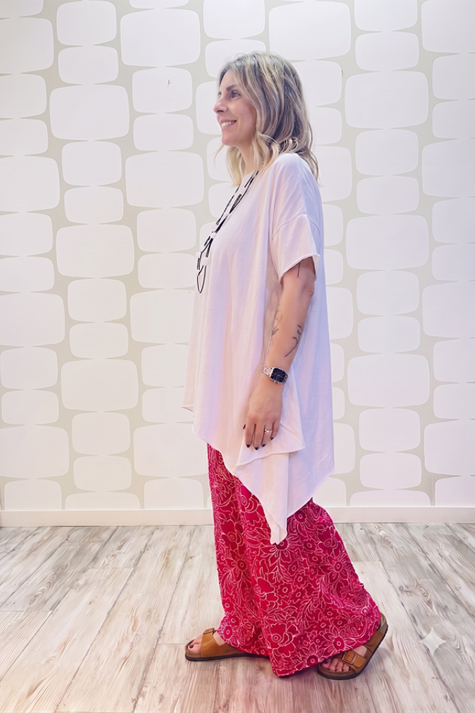 outfit con Maglia Pam bianca e Pantalone Nila fucsia