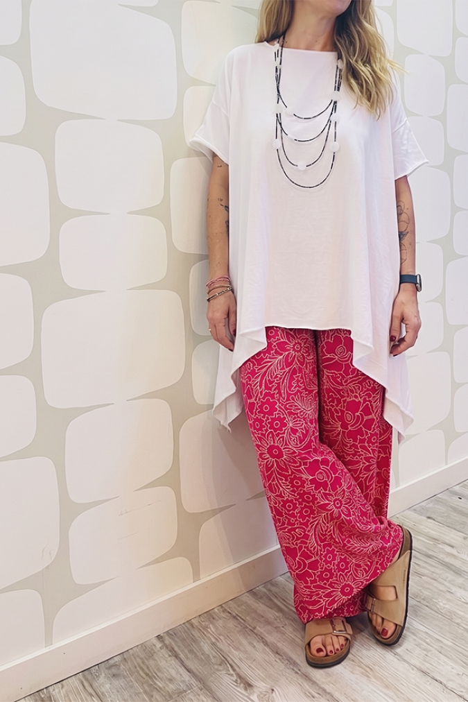 outfit con Maglia Pam bianca e Pantalone Nila fucsia